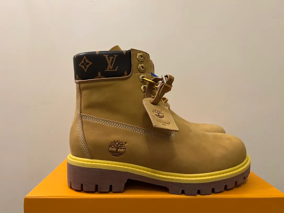 👟👟Ex-factory price 680👟👟 Men's size +10 LV x Timberland Louis Vuitton "Luxury Western" has been initially constructed, and the last link is the "shoes" that can make the style complete and communicative, so the "Shoe King of the Year" came into being. A major collaboration of the season, in a short video of only a few seconds, Fei Dong lifted the legs of his jeans to reveal a pair of classic Timberland rhubarb boots with the LV logo printed on the tongue. He then folded the tongue to reveal the Monogram logo printed on the inside. Size: 35-46